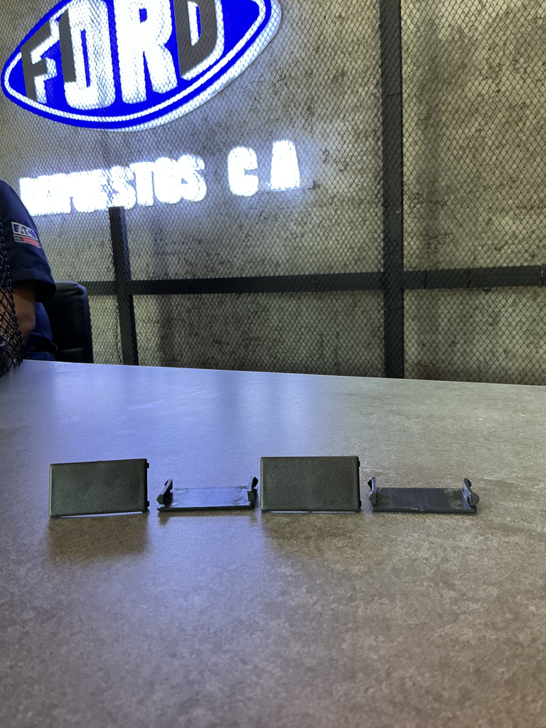 TAPA RECTANGULAR PLASTICA FRONTAL TABLERO CARGO 815-1721-2632