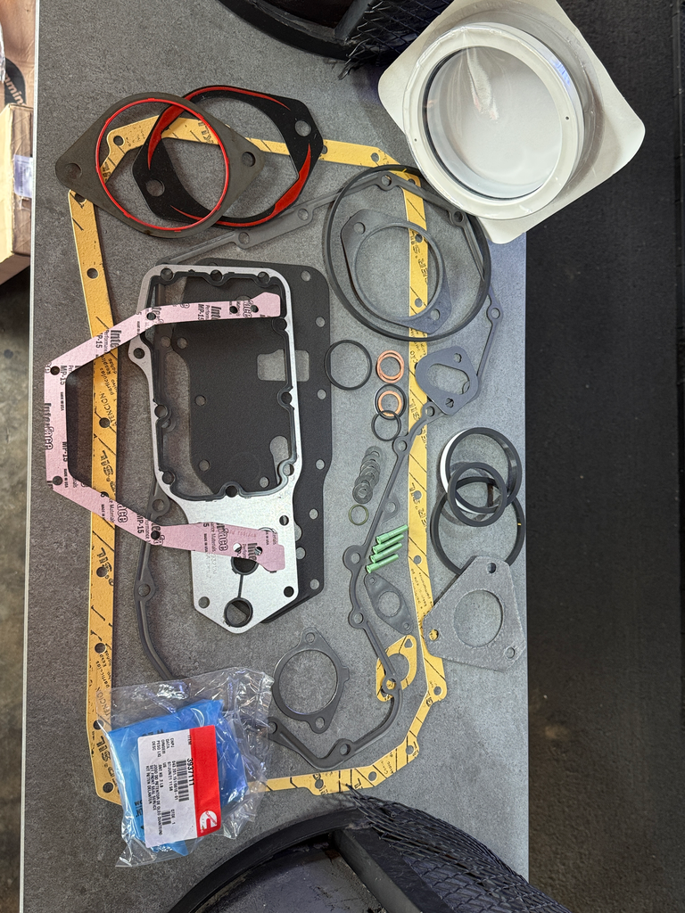 KIT DE EMPACADURA DE MOTOR INFERIOR CARGO 815 4BT CUMMINS ORIG
